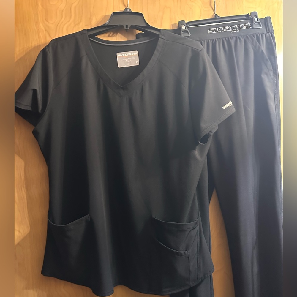 BREEZE SCRUB TOP and BOTTOM
SKECHERS BY BARCO